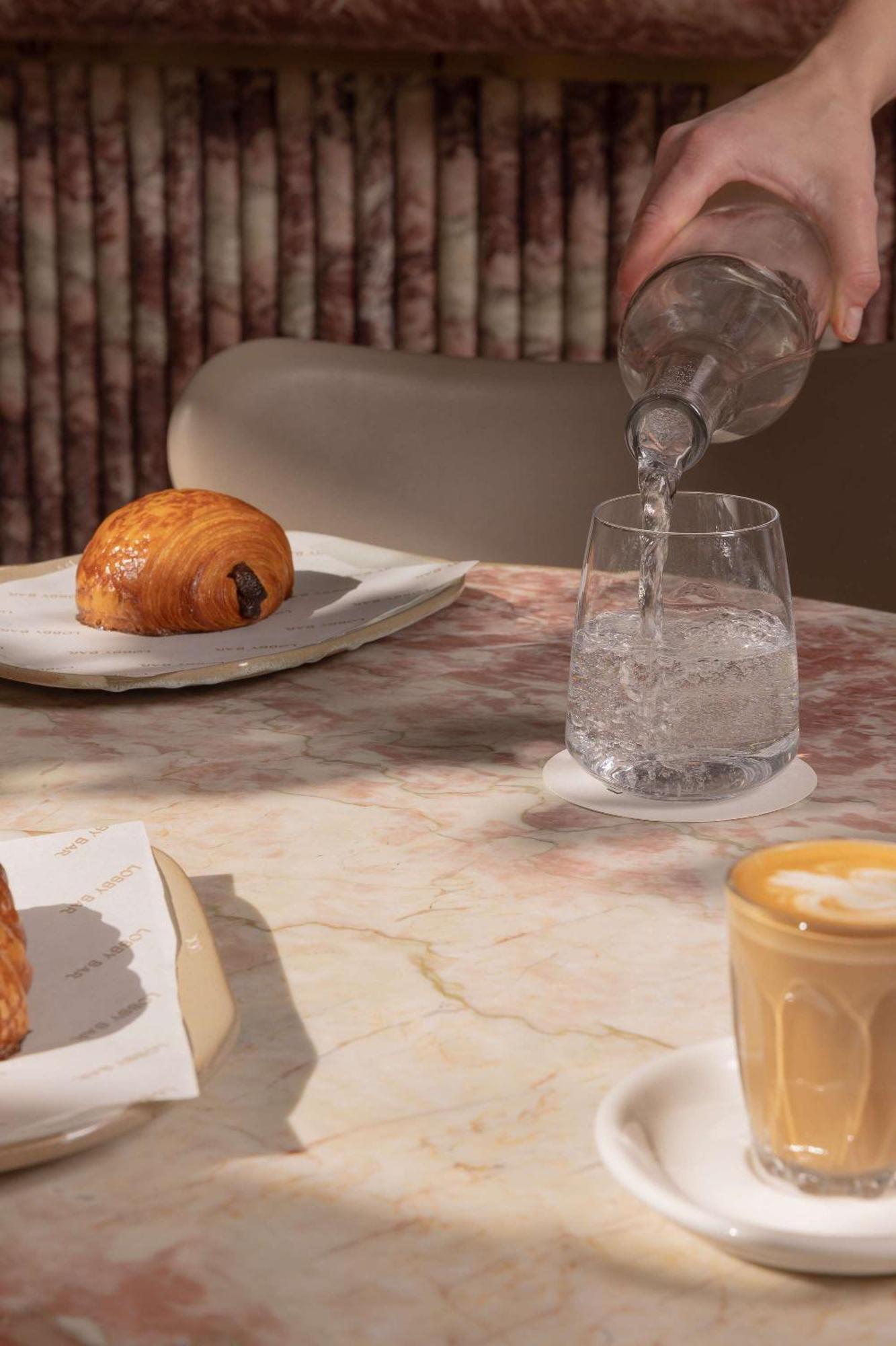 The Calile Hotel Brisbane Ngoại thất bức ảnh A glass of sparkling water